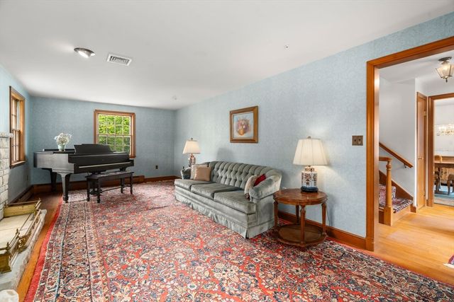 40 Cape Cod Ln, Milton, MA 02186