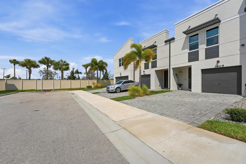 Image 32 of property listing at 3905 SE Mentmore Lane, Stuart, FL 34997