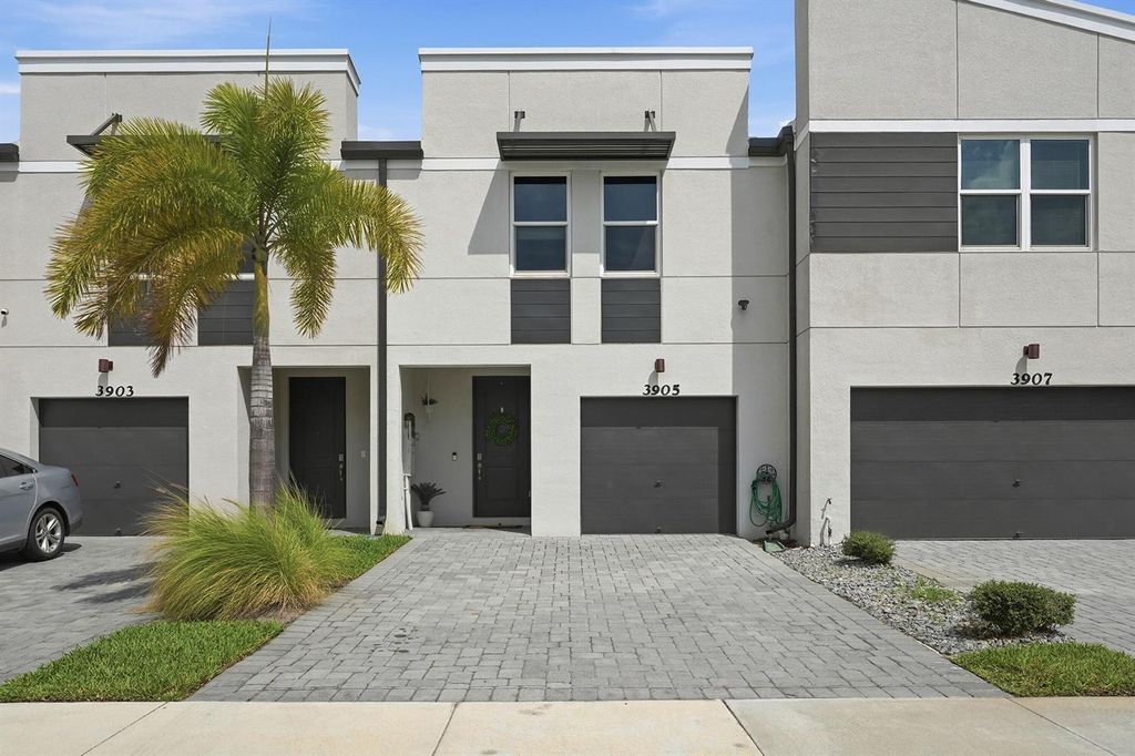 Image 4 of property listing at 3905 SE Mentmore Lane, Stuart, FL 34997