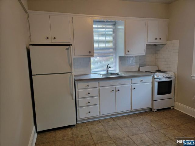 68 Magnolia 6, Hillsdale, NJ 07642