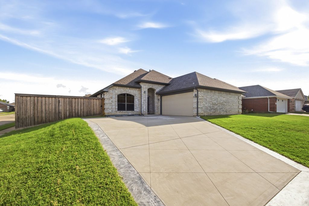 9101 Autumn Falls Drive, Fort Worth, TX 76118