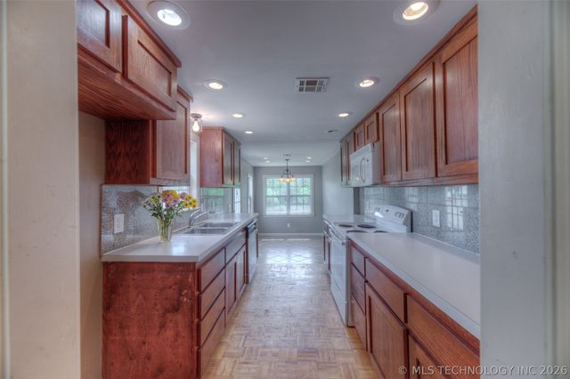 4912 S 165th West Avenue, Sand Springs, OK 74063