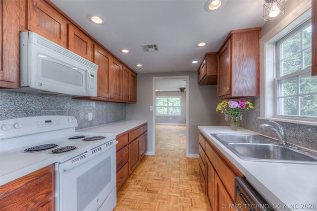 4912 S 165th West Avenue, Sand Springs, OK 74063