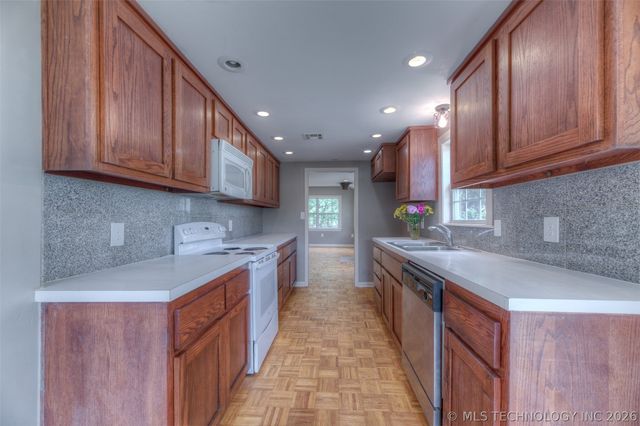 4912 S 165th West Avenue, Sand Springs, OK 74063