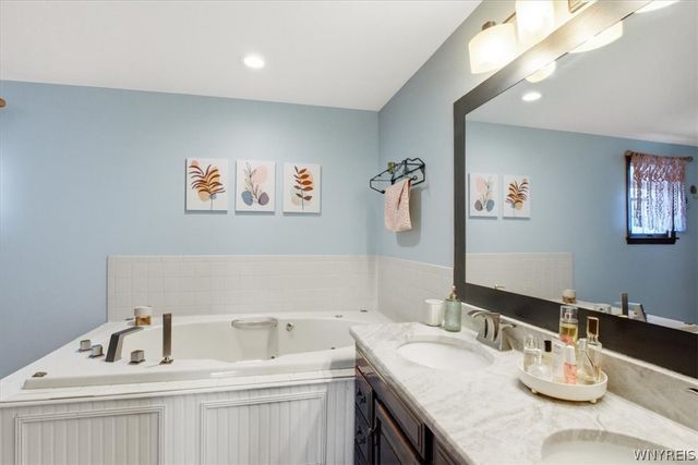 3698 Meadowbrook Acres, Wheatfield, NY 14120