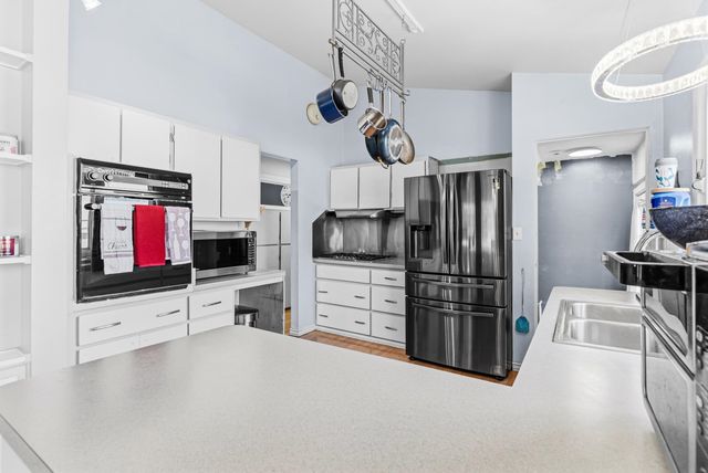 2125 Thistlewood Drive, Burton, MI 48509
