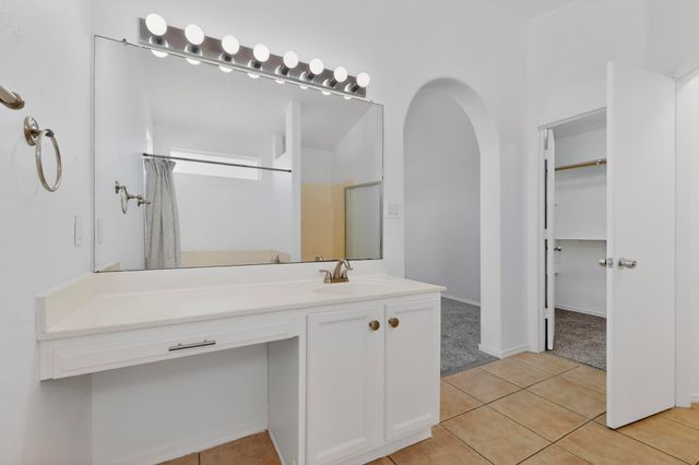 11 Flores Bonitas Avenue, Los Lunas, NM 87031