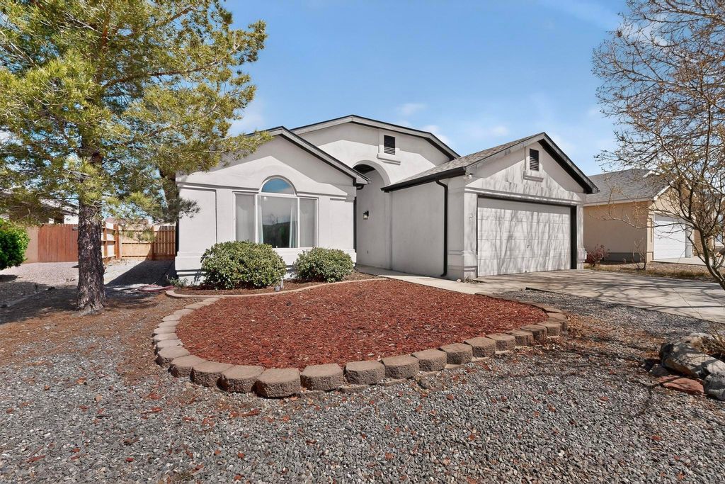 11 Flores Bonitas Avenue, Los Lunas, NM 87031