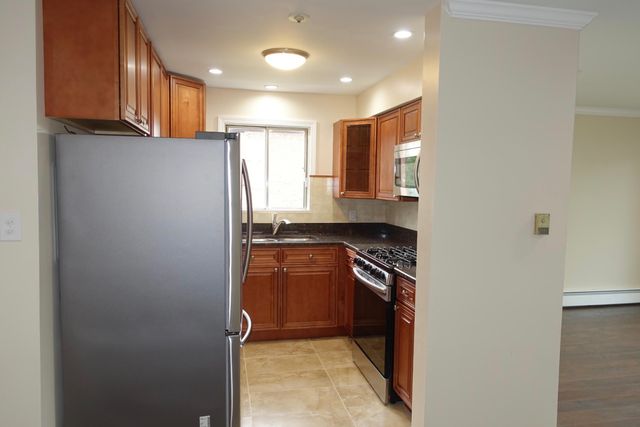 629 W 65th Street W 3, Westmont, IL 60559