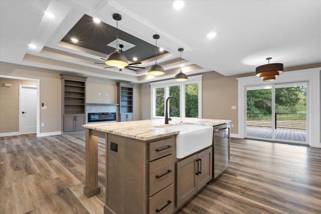 2326 PRIDE MOUNTAIN DR, Columbia, MO 65201