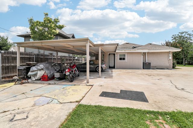 2704 Travis Avenue, Fort Worth, TX 76110