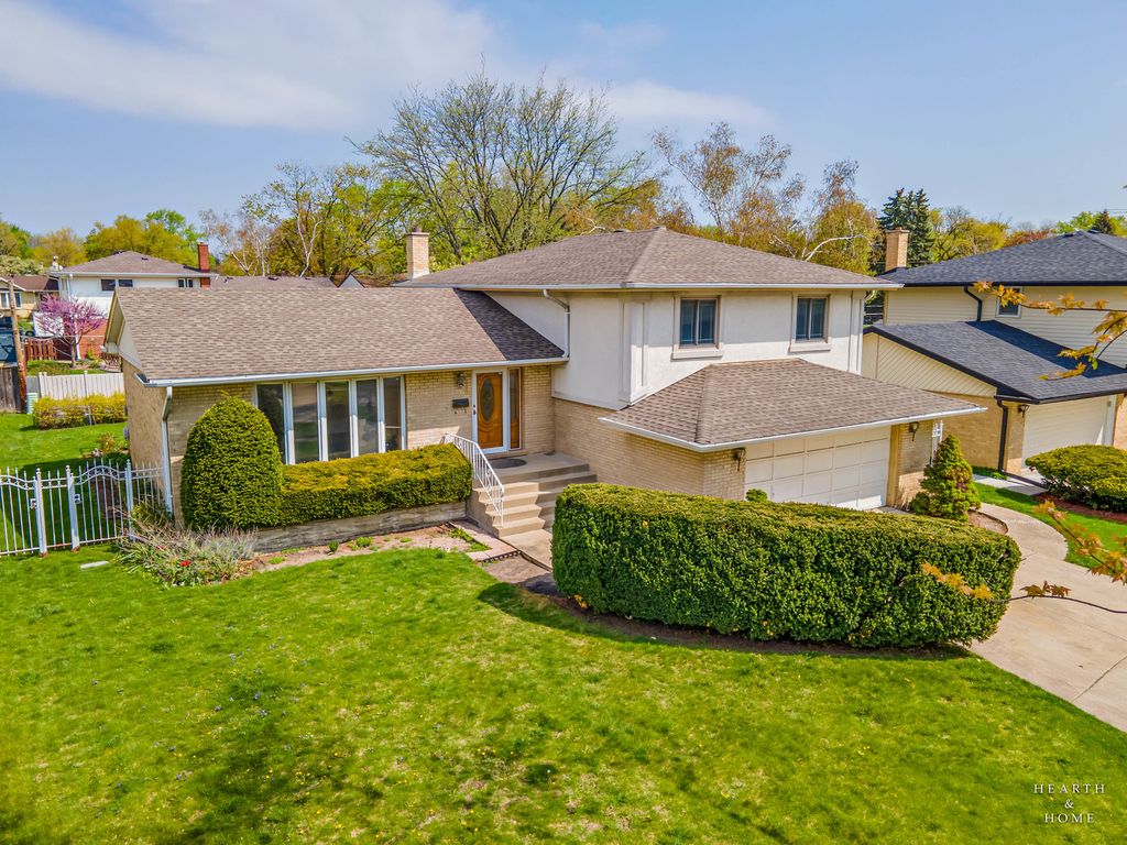 Image 2 of property listing at 538 Westmere Road, Des Plaines, IL 60016