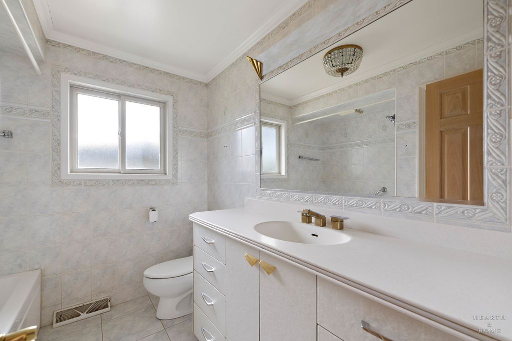 Image 12 of property listing at 538 Westmere Road, Des Plaines, IL 60016