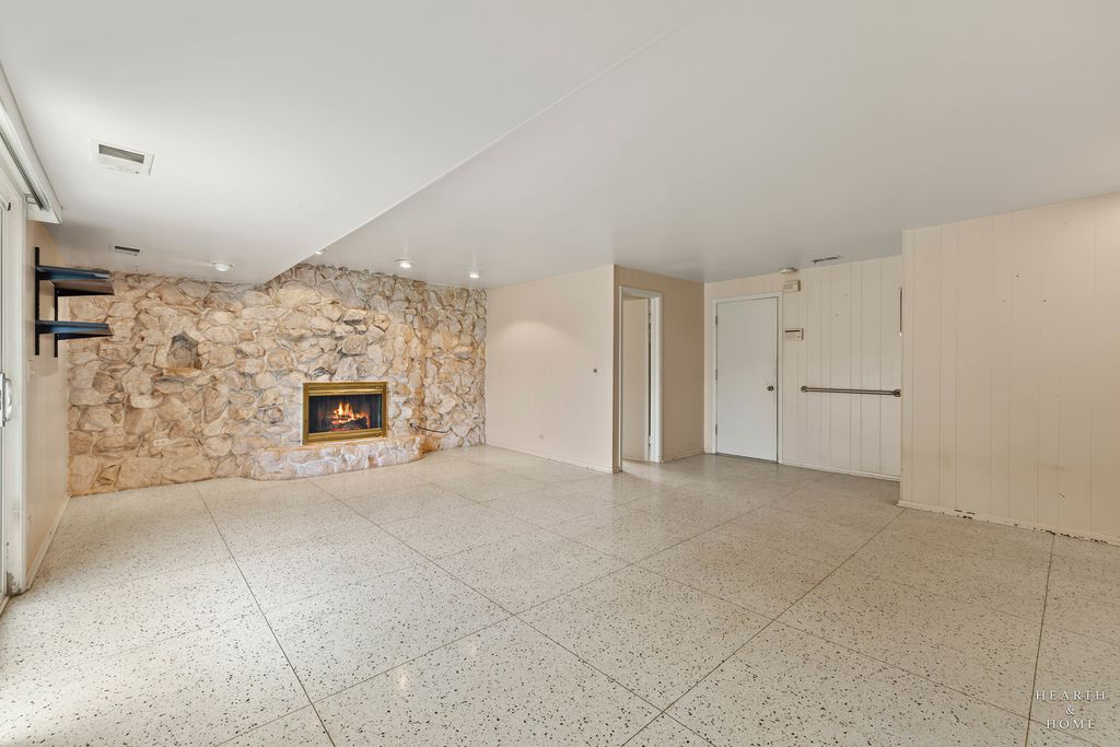 Image 15 of property listing at 538 Westmere Road, Des Plaines, IL 60016