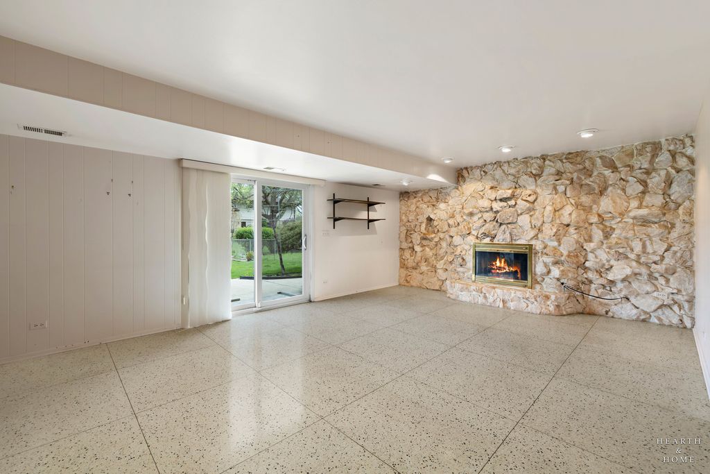 Image 16 of property listing at 538 Westmere Road, Des Plaines, IL 60016