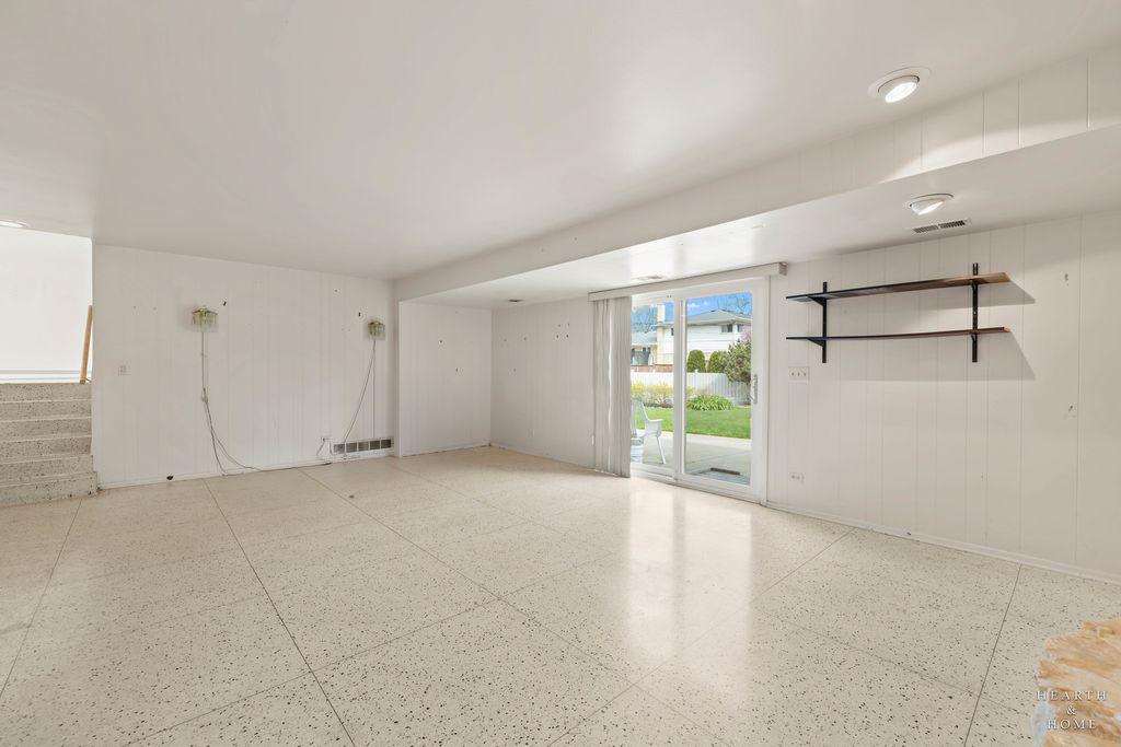 Image 17 of property listing at 538 Westmere Road, Des Plaines, IL 60016