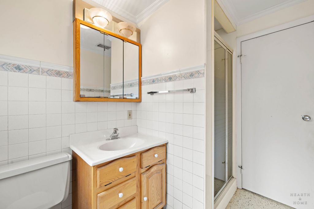 Image 18 of property listing at 538 Westmere Road, Des Plaines, IL 60016