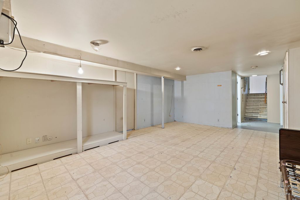 Image 19 of property listing at 538 Westmere Road, Des Plaines, IL 60016