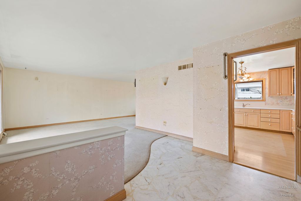 Image 3 of property listing at 538 Westmere Road, Des Plaines, IL 60016
