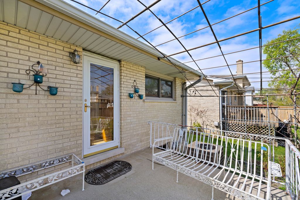 Image 30 of property listing at 538 Westmere Road, Des Plaines, IL 60016