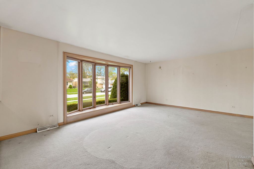 Image 4 of property listing at 538 Westmere Road, Des Plaines, IL 60016