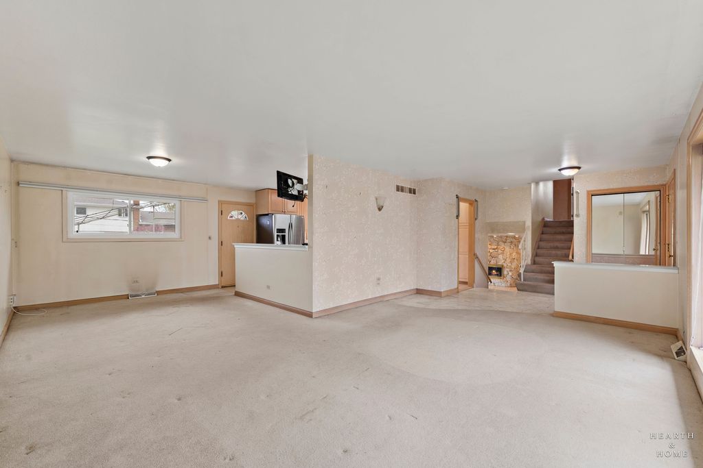 Image 5 of property listing at 538 Westmere Road, Des Plaines, IL 60016