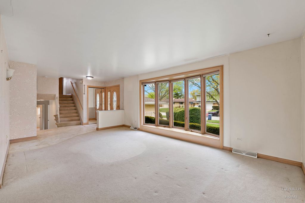 Image 6 of property listing at 538 Westmere Road, Des Plaines, IL 60016