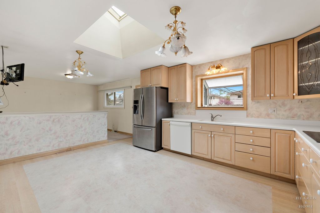 Image 7 of property listing at 538 Westmere Road, Des Plaines, IL 60016
