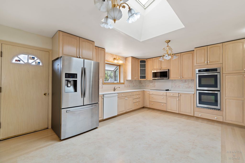 Image 8 of property listing at 538 Westmere Road, Des Plaines, IL 60016