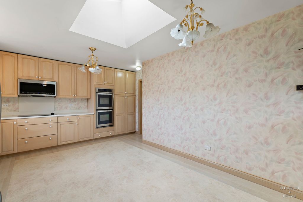 Image 9 of property listing at 538 Westmere Road, Des Plaines, IL 60016