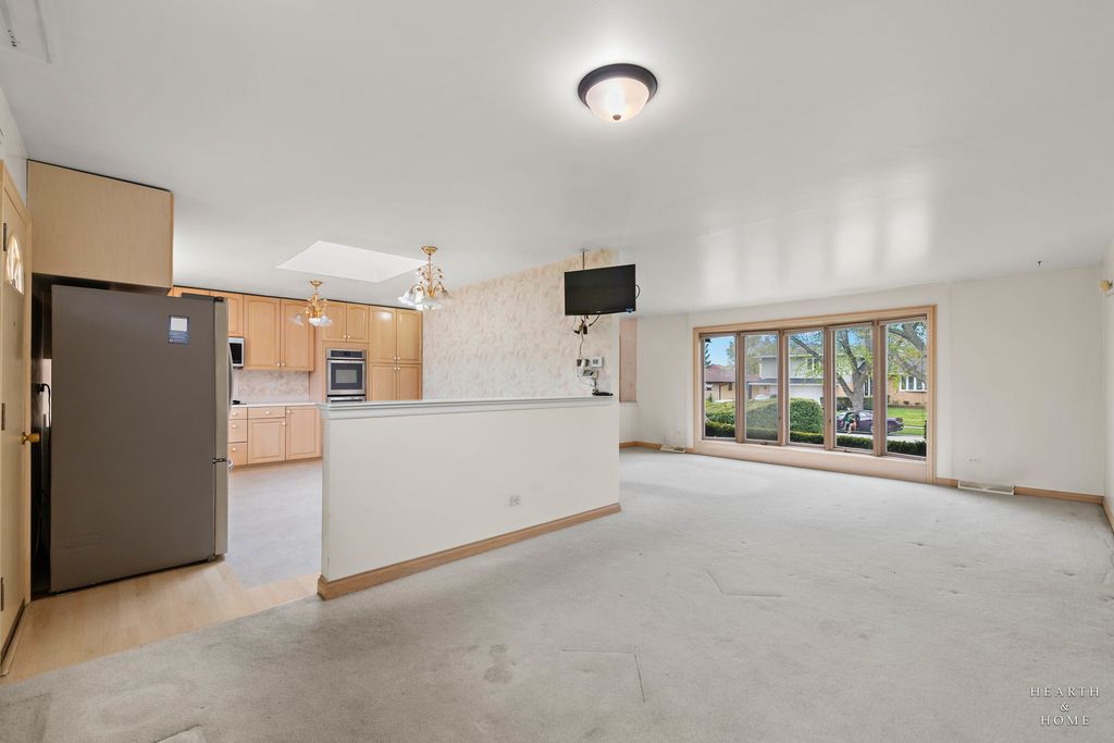 Image 10 of property listing at 538 Westmere Road, Des Plaines, IL 60016