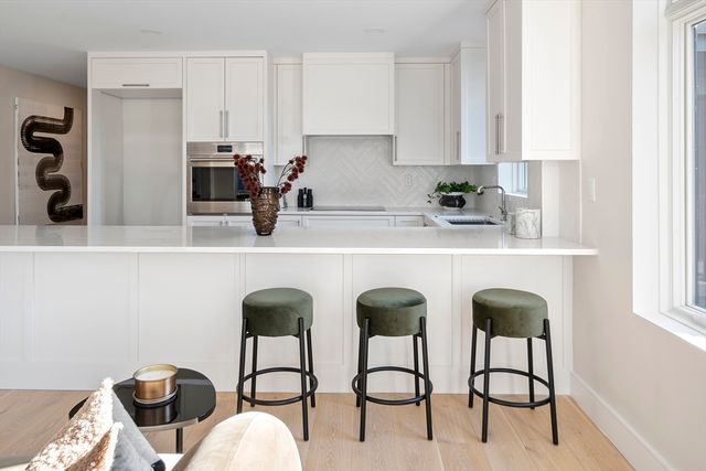 20 Kinmonth Rd 306, Newton, MA 02468