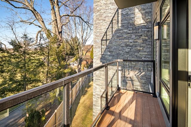 20 Kinmonth Rd 306, Newton, MA 02468