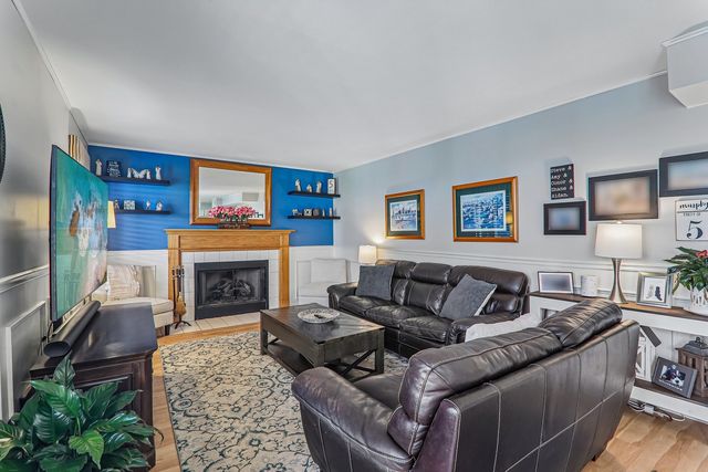 806 Meadowridge Drive, Aurora, IL 60504