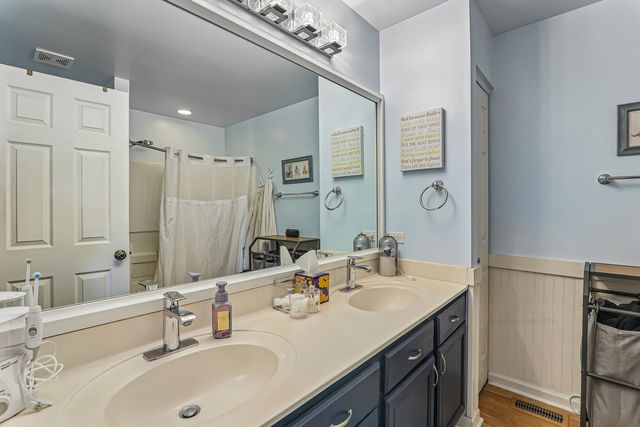 806 Meadowridge Drive, Aurora, IL 60504