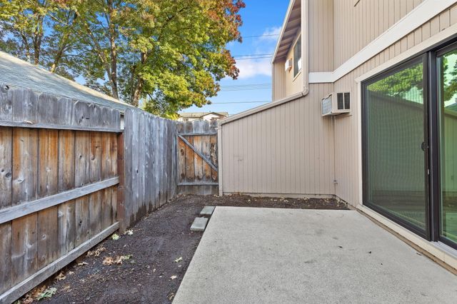 1004 SE Camelot Drive, Grants Pass, OR 97526