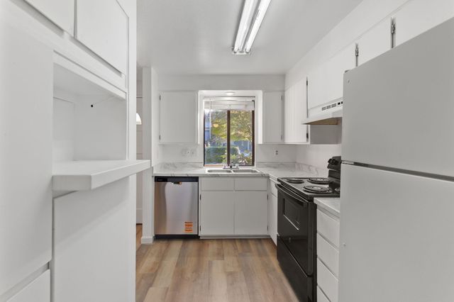 1004 SE Camelot Drive, Grants Pass, OR 97526