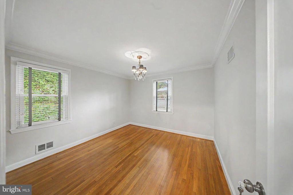 Image 9 of property listing at 10427 KENSINGTON PKWY, Kensington, MD 20895
