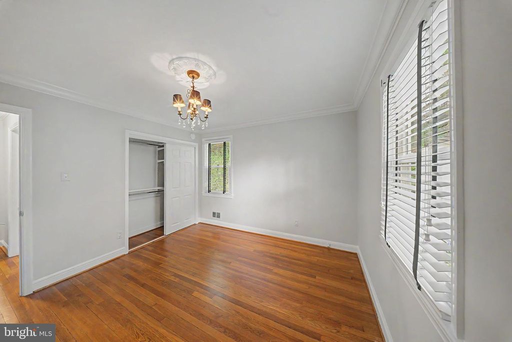 Image 10 of property listing at 10427 KENSINGTON PKWY, Kensington, MD 20895