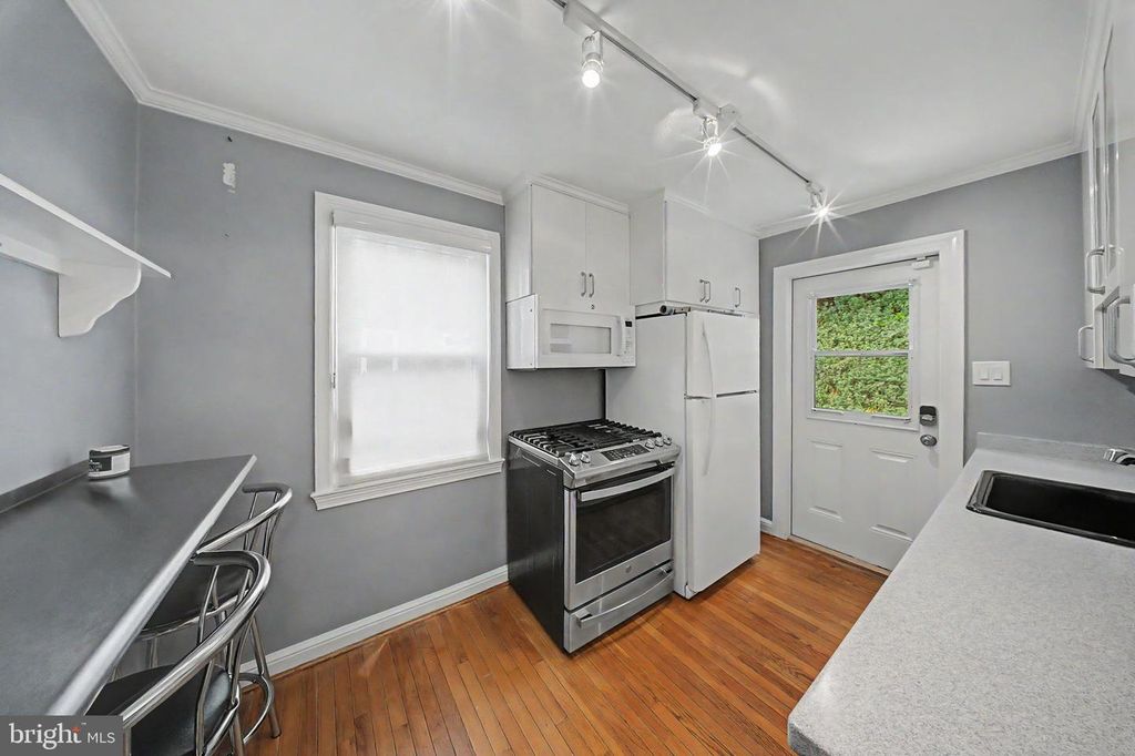 Image 12 of property listing at 10427 KENSINGTON PKWY, Kensington, MD 20895