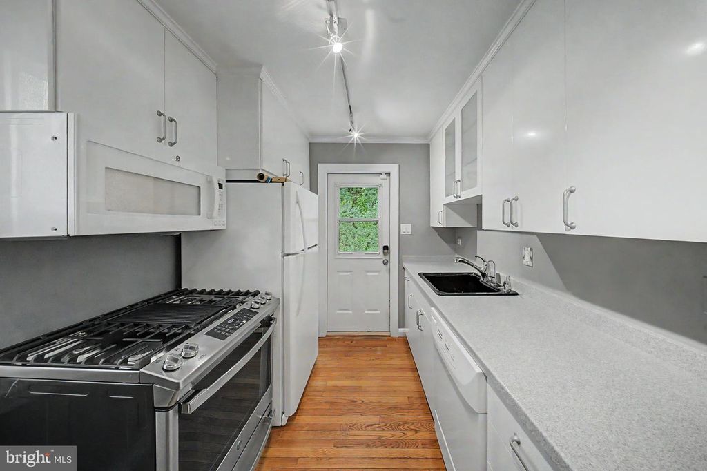 Image 13 of property listing at 10427 KENSINGTON PKWY, Kensington, MD 20895