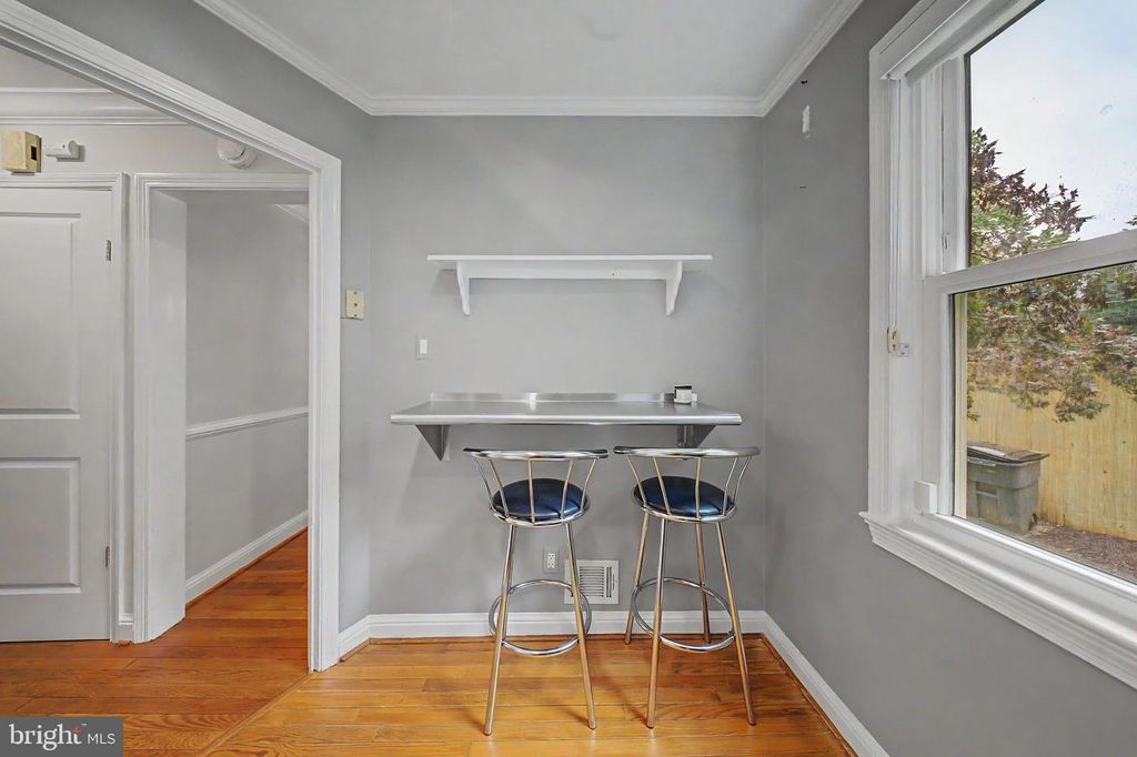 Image 14 of property listing at 10427 KENSINGTON PKWY, Kensington, MD 20895