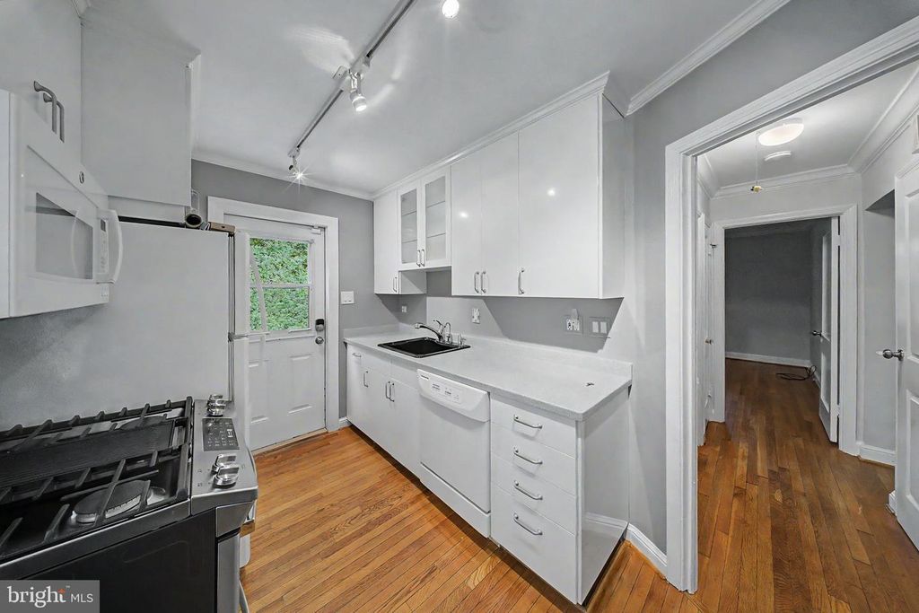 Image 15 of property listing at 10427 KENSINGTON PKWY, Kensington, MD 20895
