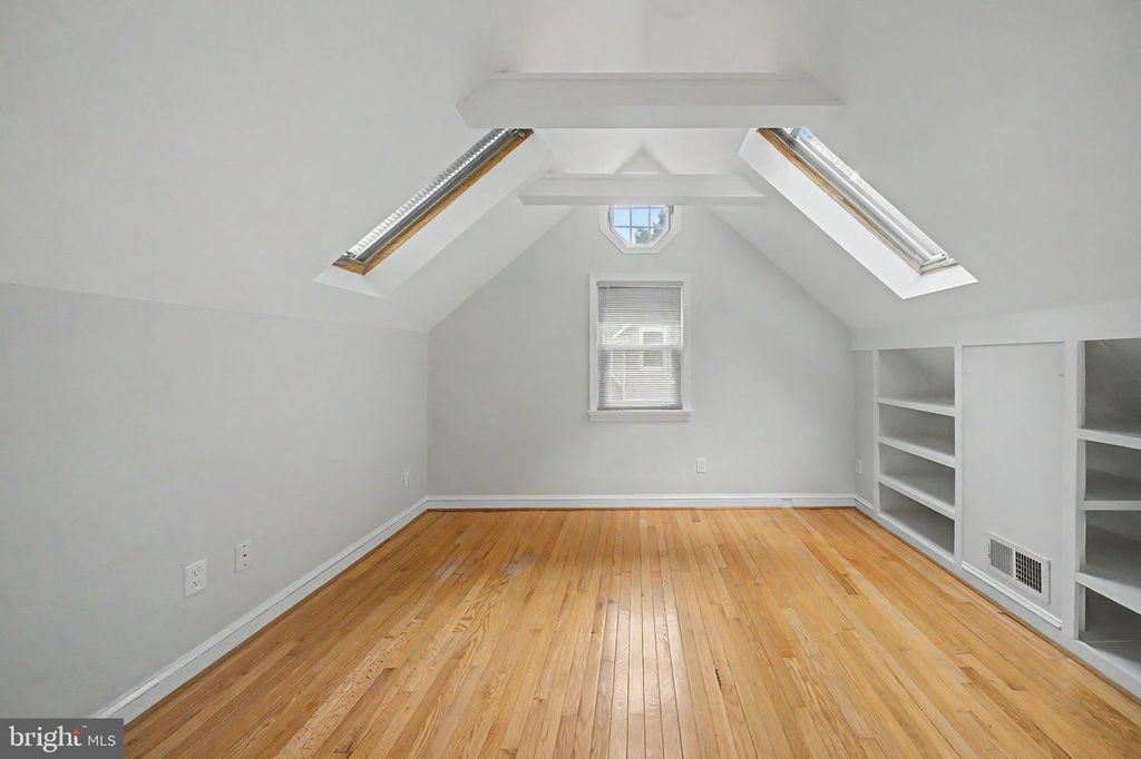 Image 18 of property listing at 10427 KENSINGTON PKWY, Kensington, MD 20895