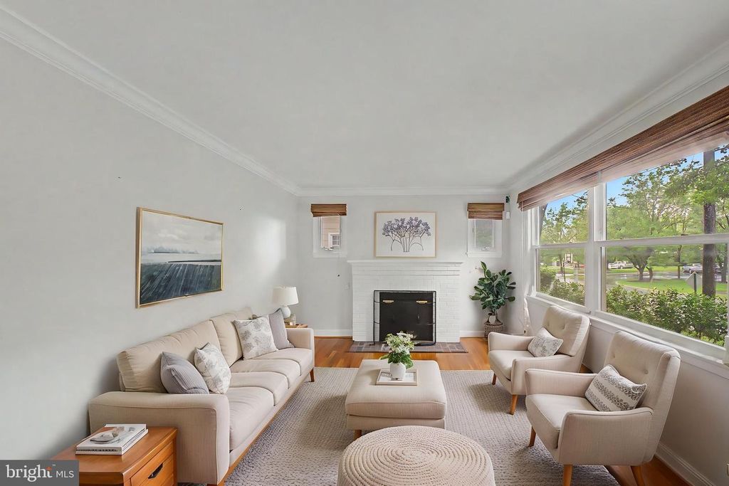 Image 2 of property listing at 10427 KENSINGTON PKWY, Kensington, MD 20895