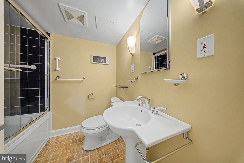 Image 29 of property listing at 10427 KENSINGTON PKWY, Kensington, MD 20895