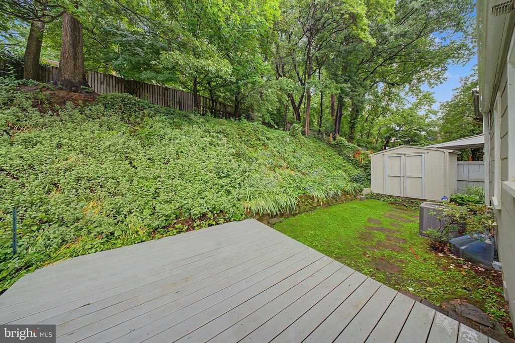 Image 34 of property listing at 10427 KENSINGTON PKWY, Kensington, MD 20895