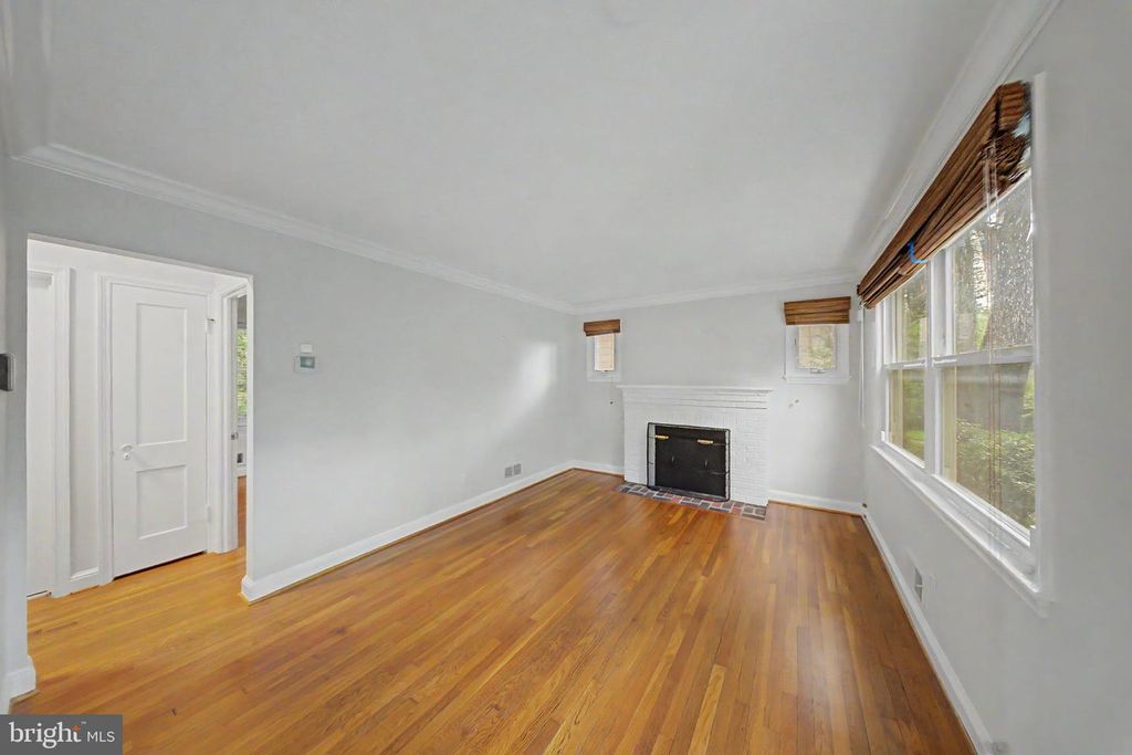 Image 3 of property listing at 10427 KENSINGTON PKWY, Kensington, MD 20895