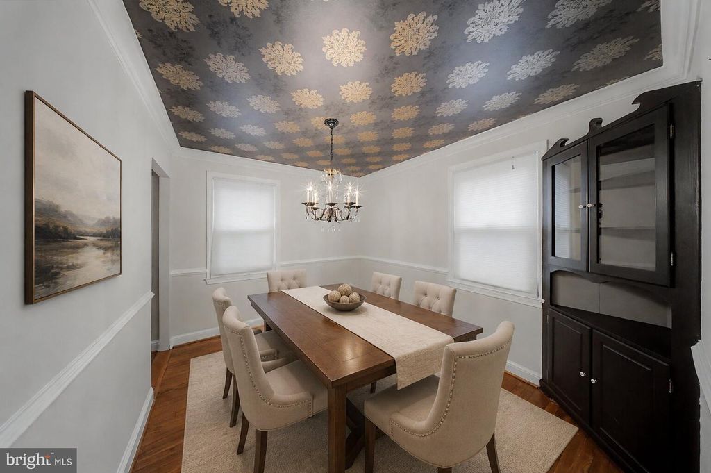 Image 4 of property listing at 10427 KENSINGTON PKWY, Kensington, MD 20895