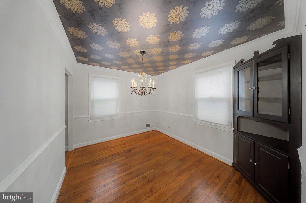 Image 5 of property listing at 10427 KENSINGTON PKWY, Kensington, MD 20895